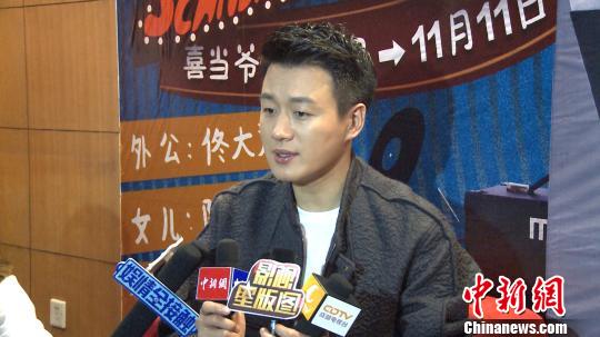 佟大為現身成都宣傳電影稱在孩子面前“裝”老師