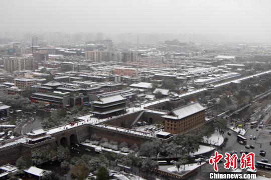 西安迎今冬首場降雪霧霾消散民眾雪地“撒歡”