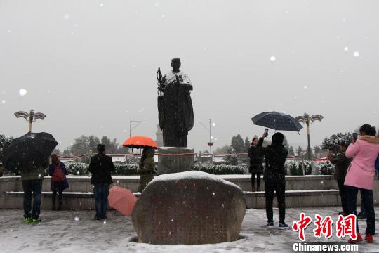 圖為西安迎今冬首場降雪。 梅鐿瀧 攝