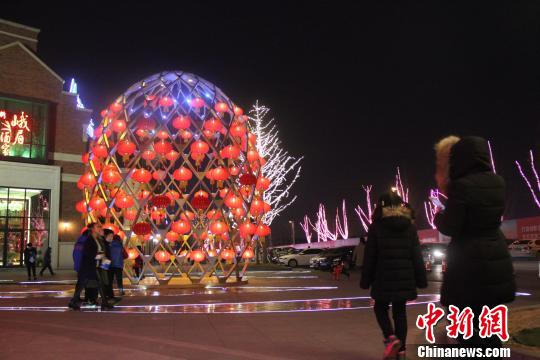 布置了燈籠的建筑物頗具年味。 肖光明 攝