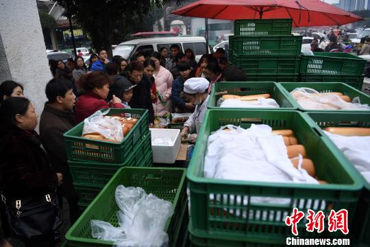 圖為游客排隊買饅頭。　陳超　攝