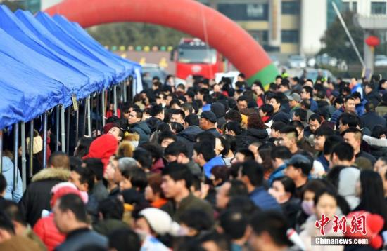 資料圖 春節(jié)過后,農(nóng)民工忙就業(yè),招聘會上人潮涌動。<a target='_blank' _fcksavedurl='http://www.chinanews.com/'></table>中新社</a>記者 翟羽佳 攝