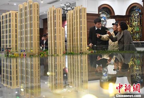 資料圖:置業顧問為民眾推薦商品房戶型。 <a target='_blank' _fcksavedurl='http://www.chinanews.com/'></table>中新社</a>記者韋亮 攝