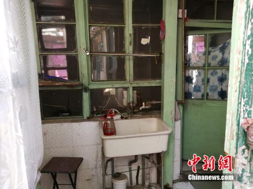 進門后只有一個簡易洗手池,水龍頭已經(jīng)生銹。<a target='_blank' _fcksavedurl='http://www.chinanews.com/' >中新網(wǎng)</a>記者 邱宇 攝